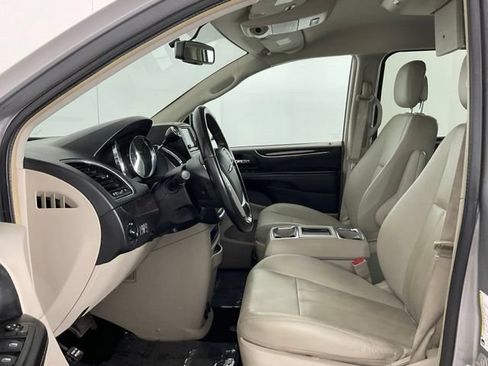 Used 2016 Chrysler Town & Country Touring FWD image 9