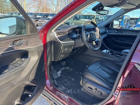 Used 2023 Jeep Grand Cherokee Limited image 14