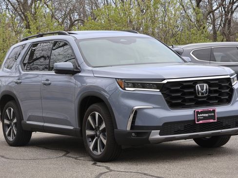 New 2025 Honda Pilot Touring image 3