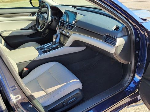 Used 2018 Honda Accord Touring image 9