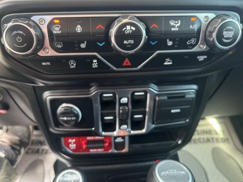 Used 2021 Jeep Gladiator Mojave w/ Cold Weather Group AWD/4WD image 22