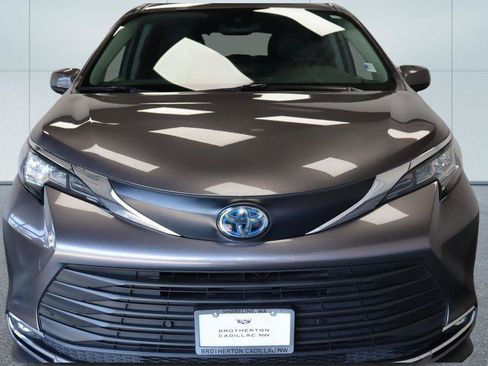 Used 2022 Toyota Sienna XLE AWD/4WD image 12