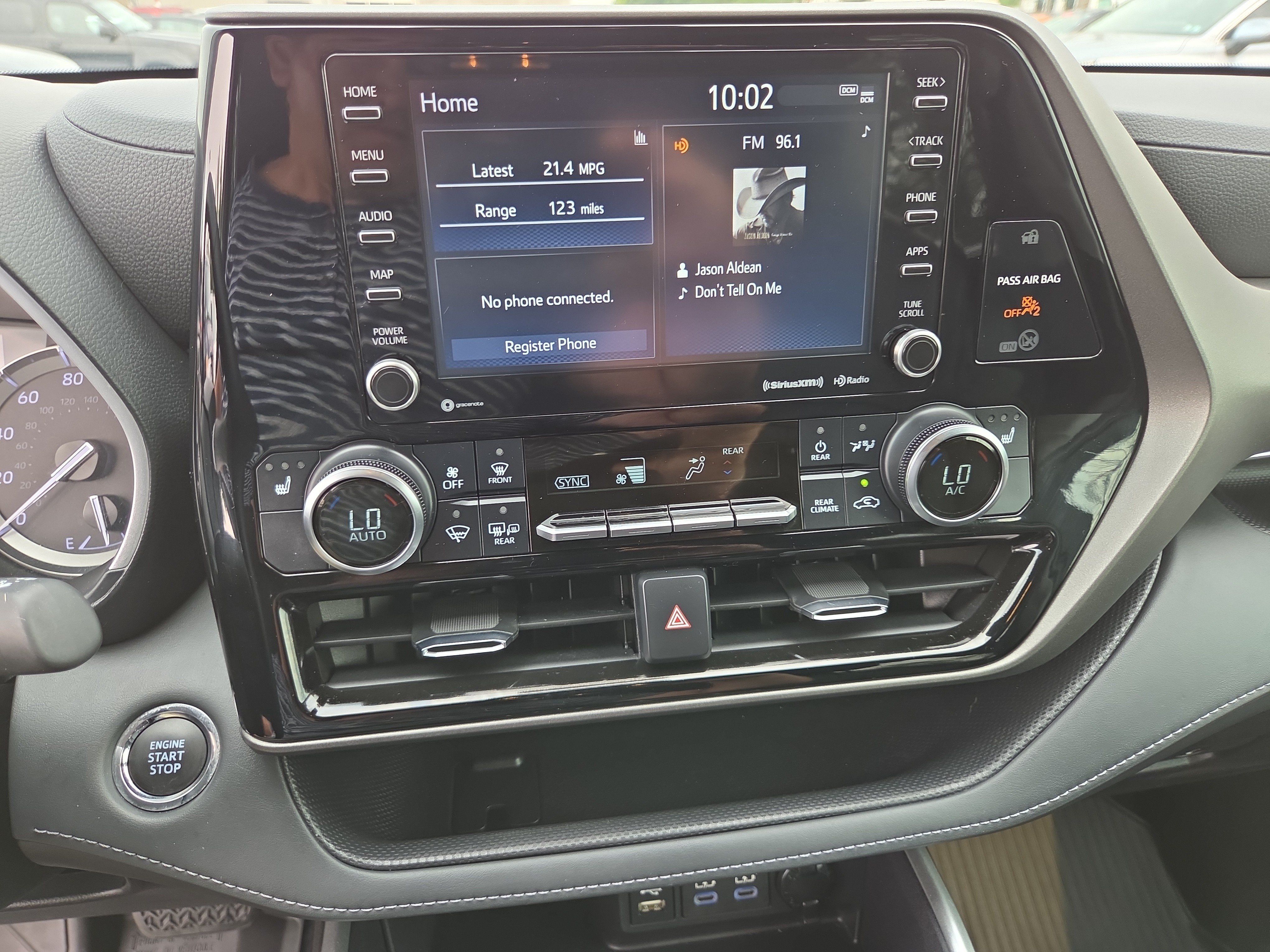 Used 2022 Toyota Highlander XLE AWD/4WD image 25