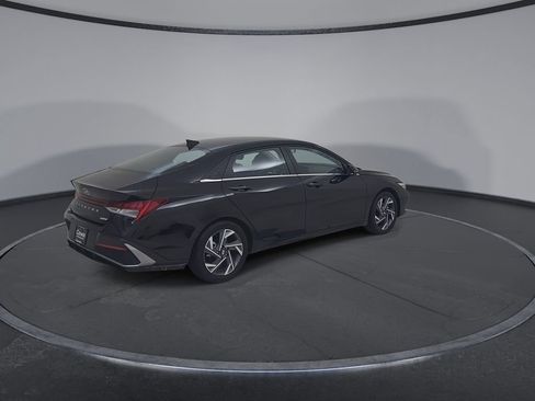 Used 2025 Hyundai Elantra Limited FWD image 17