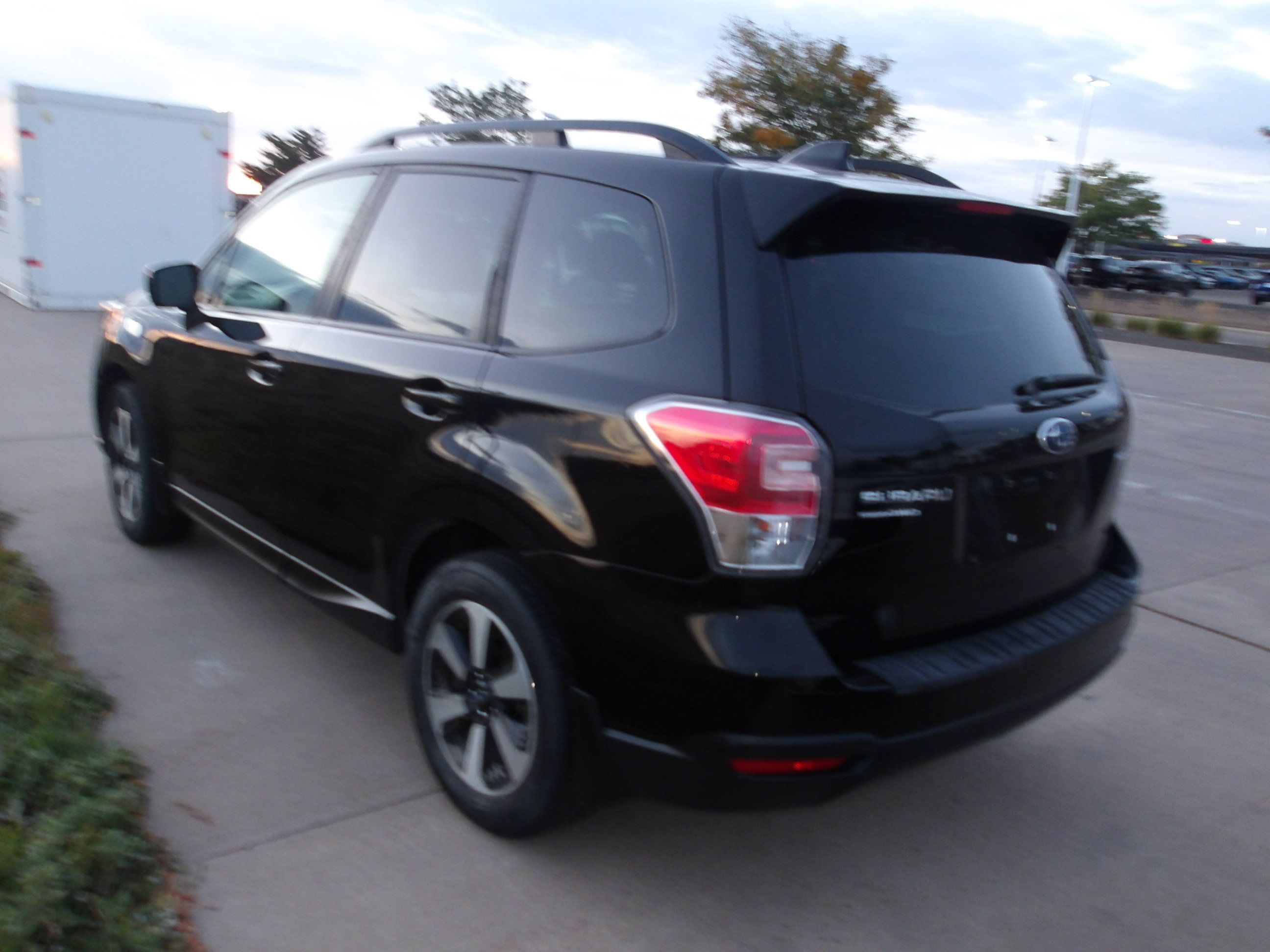 Used 2018 Subaru Forester 2.5i Premium w/ All-Weather Package AWD/4WD image 3