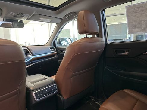 Used 2018 Toyota Highlander Limited Platinum image 14