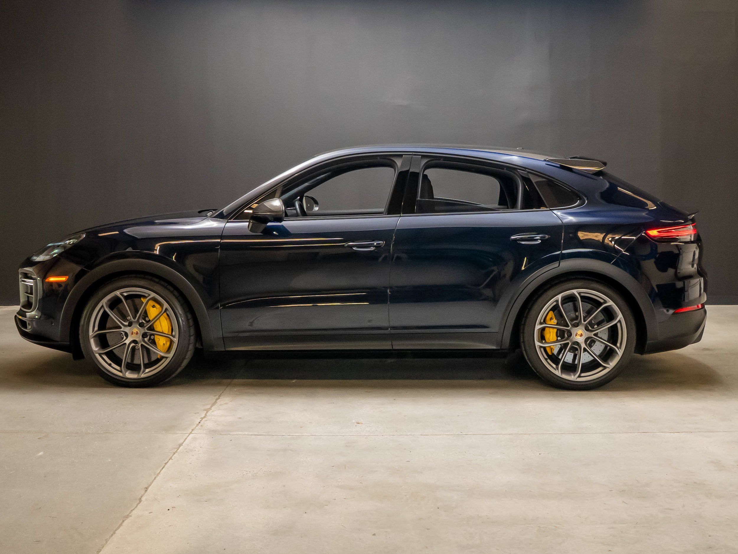 Used 2022 Porsche Cayenne Turbo GT AWD/4WD image 2