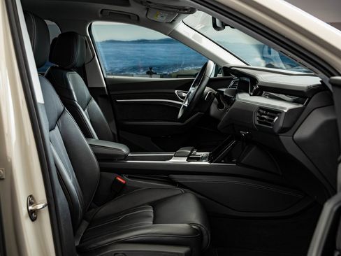 Used 2021 Audi e-tron Prestige w/ Prestige Package image 26