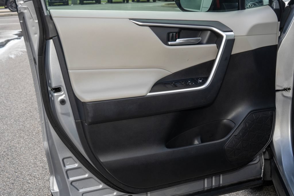 Used 2021 Toyota RAV4 XLE w/ Convenience Package FWD image 10