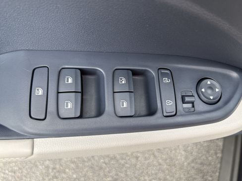 Used 2025 Hyundai Venue Limited FWD image 15