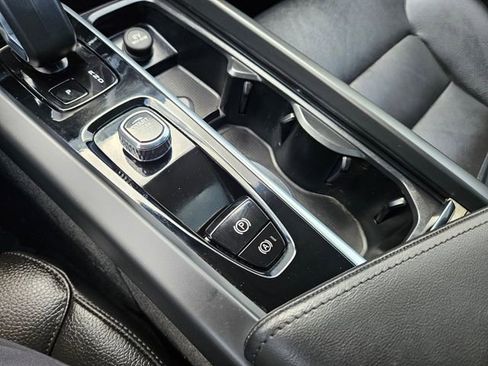 Used 2025 Volvo XC60 B5 Plus image 25