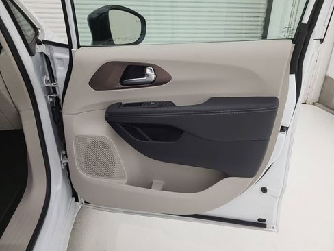 Used 2024 Chrysler Voyager LX FWD image 33