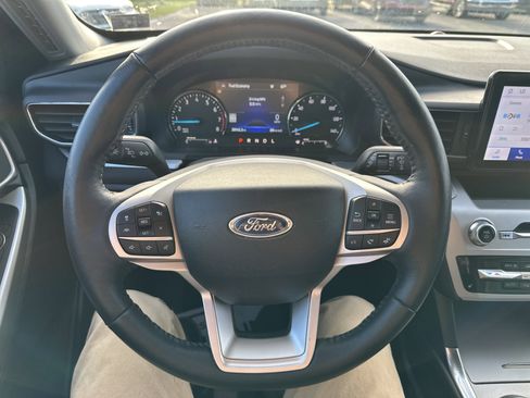 Used 2022 Ford Explorer XLT w/ Equipment Group 202A image 18