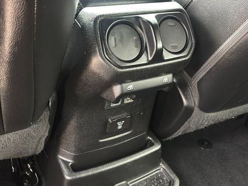 Used 2018 Jeep Wrangler Unlimited Sahara image 27