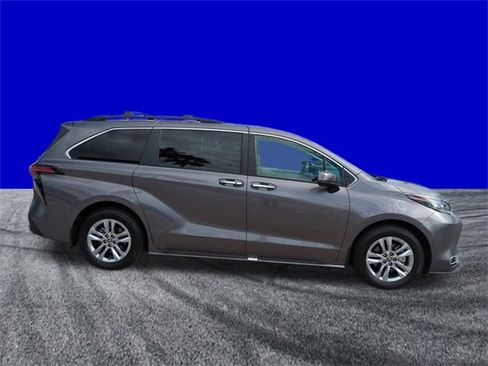 Used 2022 Toyota Sienna XLE image 3
