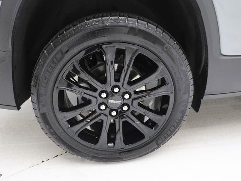 Used 2023 GMC Acadia SLE w/ Driver Convenience Package image 10