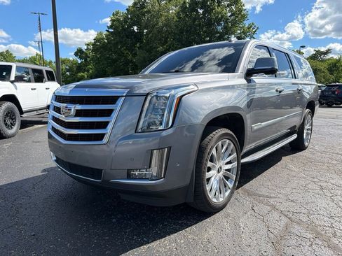 Used 2019 Cadillac Escalade ESV Luxury AWD/4WD image 2