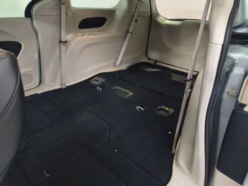 Used 2023 Chrysler Pacifica Touring-L image 13