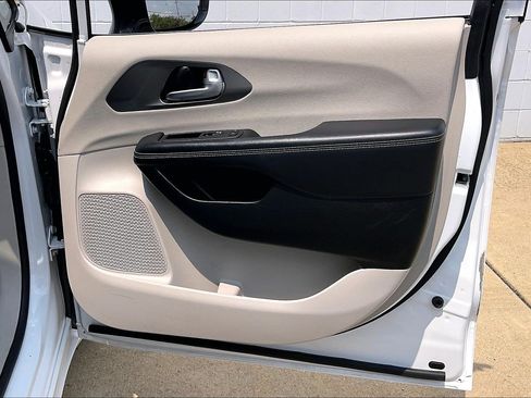 Used 2024 Chrysler Pacifica Touring-L FWD image 27