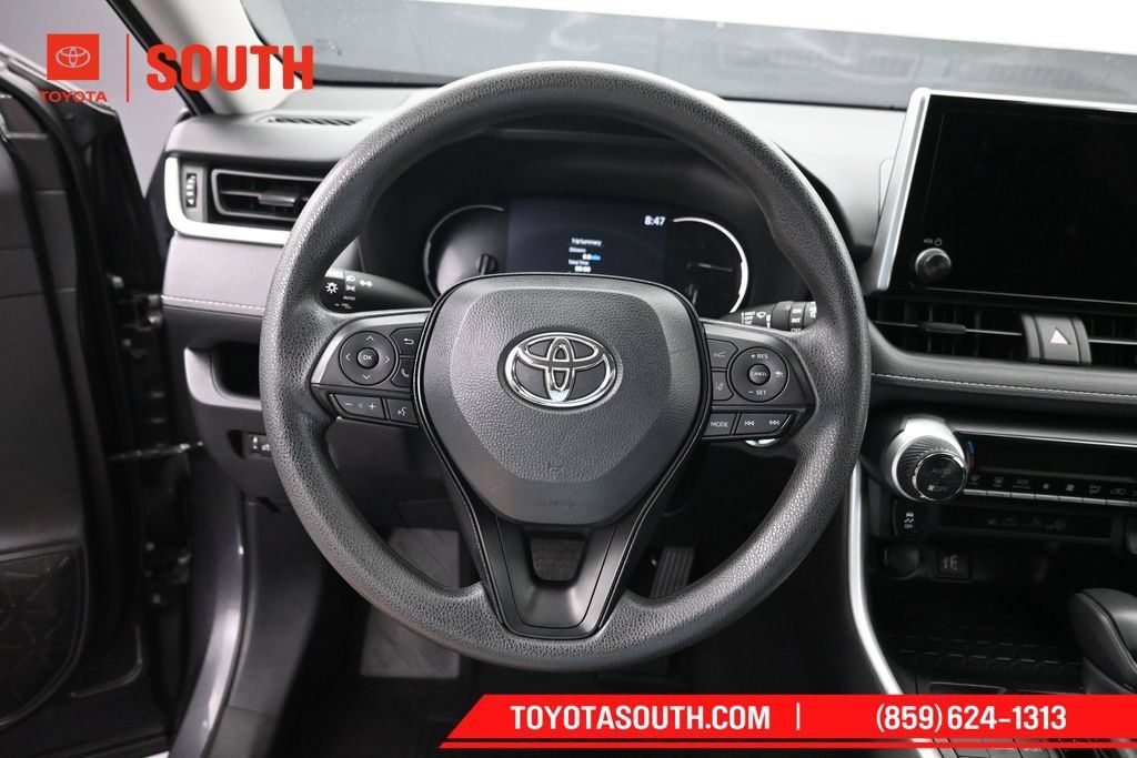 Used 2025 Toyota RAV4 XLE AWD/4WD image 21