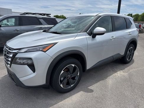 Used 2025 Nissan Rogue SV AWD/4WD image 2