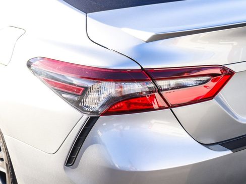 Used 2021 Toyota Camry SE image 12