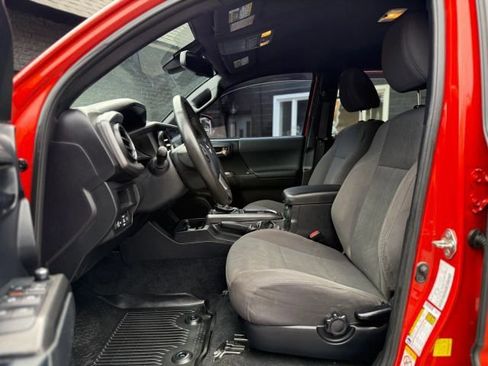 Used 2018 Toyota Tacoma TRD Sport image 10