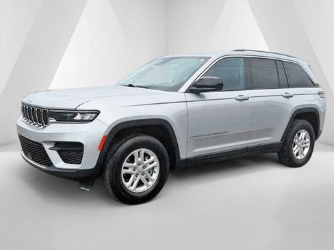 Used 2022 Jeep Grand Cherokee Laredo w/ Luxury Tech Group I AWD/4WD image 3