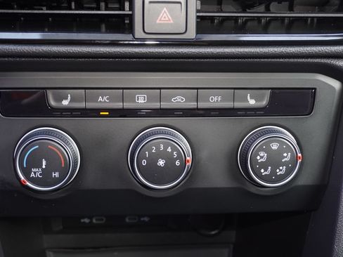 Used 2022 Volkswagen Taos SE FWD image 18