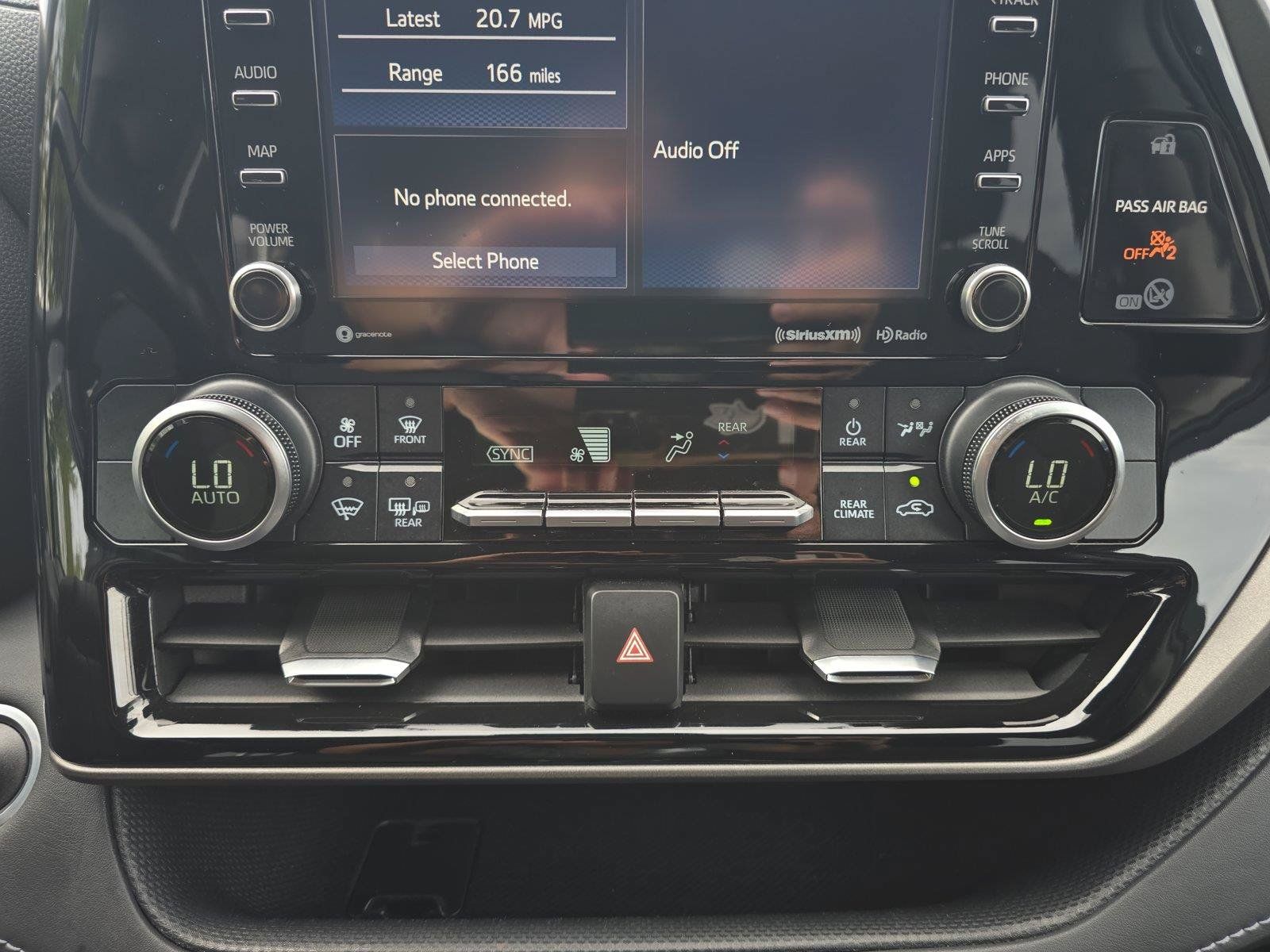 Used 2020 Toyota Highlander LE AWD/4WD image 17