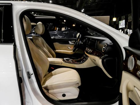 Used 2019 Mercedes-Benz E 300 4MATIC image 26