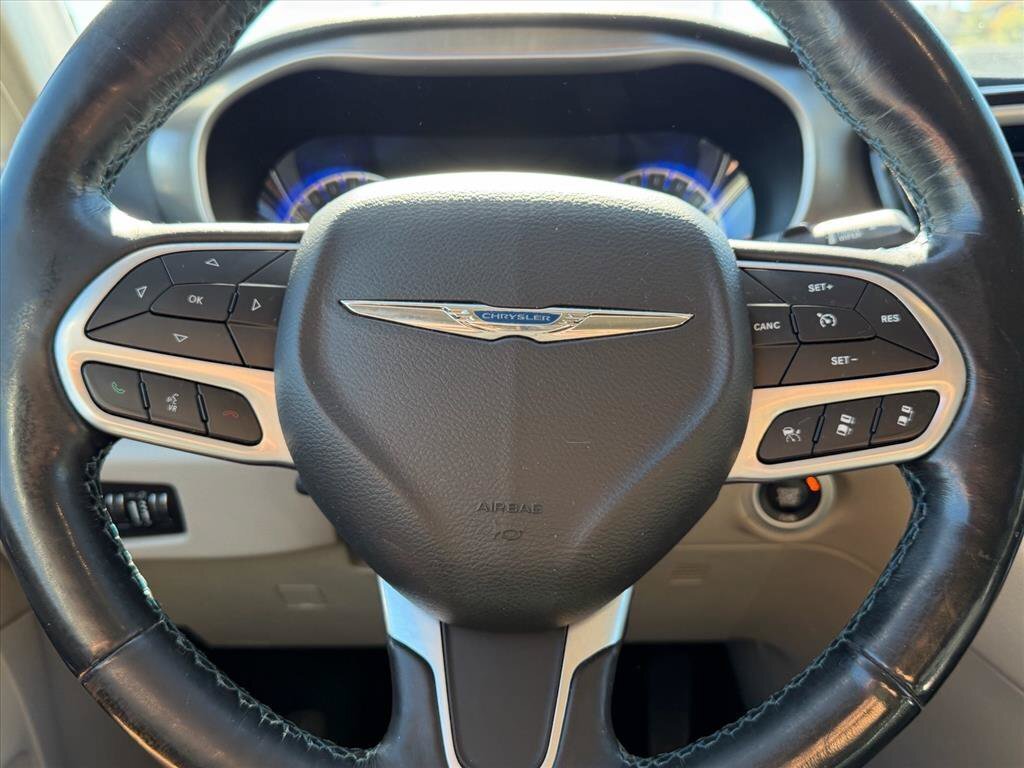 Used 2021 Chrysler Pacifica Touring-L FWD image 16