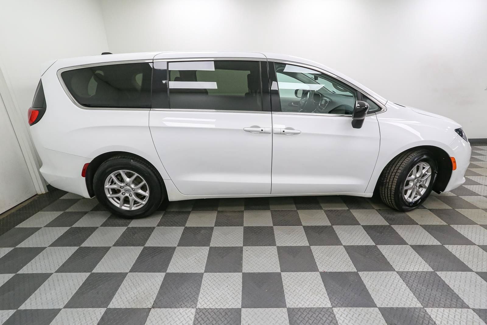 Used 2024 Chrysler Voyager LX FWD image 7