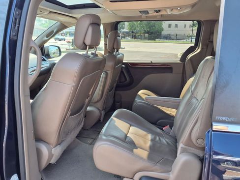 Used 2014 Chrysler Town & Country Limited w/ Luxury Group FWD image 21