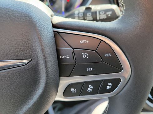 Used 2025 Chrysler Pacifica Select FWD image 18