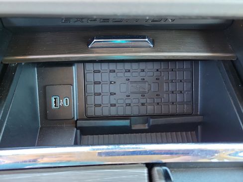 Used 2022 Ford Expedition Limited image 13