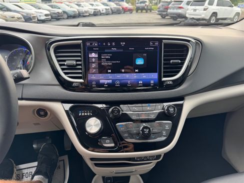 Used 2024 Chrysler Pacifica Touring-L FWD image 15