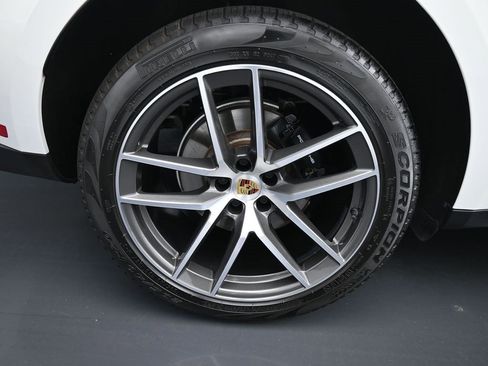 Certified 2024 Porsche Macan image 10