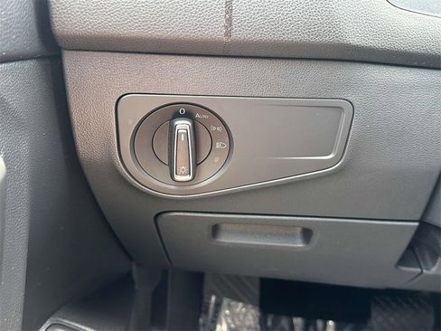 Used 2024 Volkswagen Tiguan SE image 22