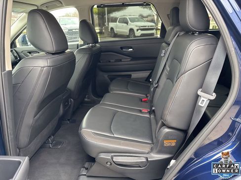 Used 2025 Nissan Pathfinder SL FWD image 44