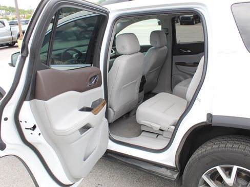 Used 2023 GMC Acadia SLE w/ Driver Convenience Package FWD image 10