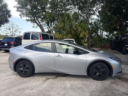Used 2025 Toyota Prius LE FWD image 6