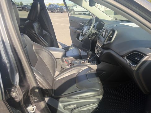 Used 2019 Jeep Cherokee Latitude Plus w/ Comfort/Convenience Group AWD/4WD image 26