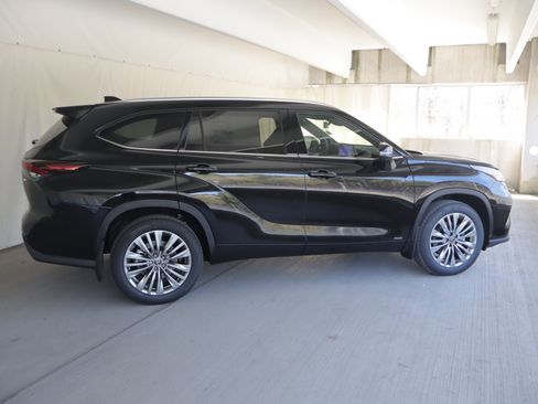 New 2026 Toyota Highlander Platinum AWD/4WD image 6
