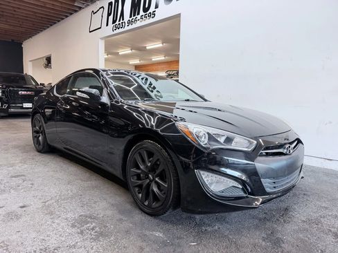 Used 2015 Hyundai Genesis 3.8 image 2