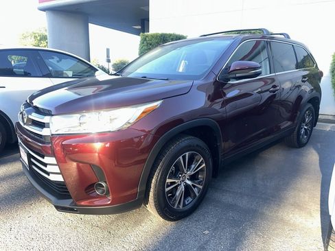 Used 2019 Toyota Highlander LE image 2