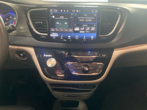 Used 2023 Chrysler Pacifica Touring-L FWD image 11