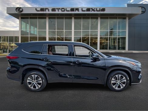 Used 2022 Toyota Highlander XLE AWD/4WD image 2