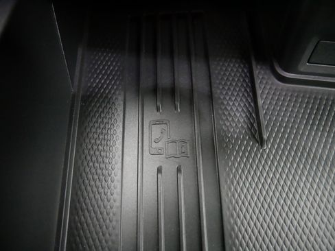 Certified 2025 Volkswagen Atlas Cross Sport SEL R-Line image 30