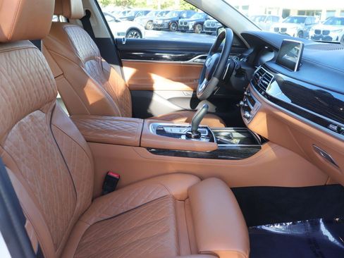 Used 2022 BMW 750i xDrive w/ Luxury Rear Seating Package AWD/4WD image 15